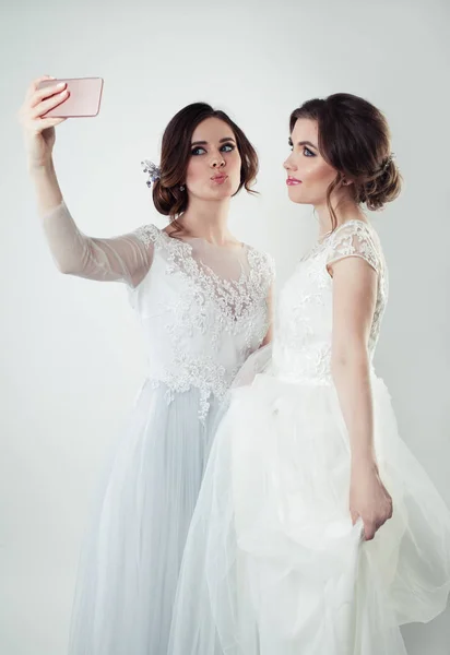 Две Молодые Счастливые Женщины Невесты Делают Селфи Телефону — стоковое фото