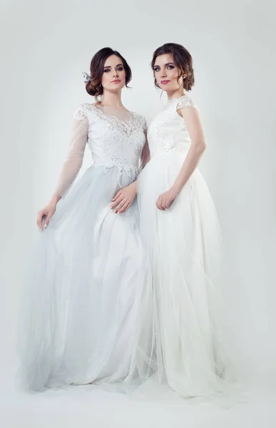 美丽的妇女新娘化妆和新娘发型摆姿势 — 图库照片