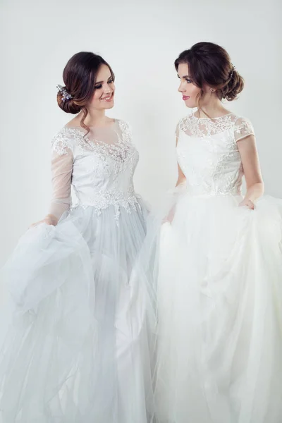 Leende Unga Kvinnor Elegant Vit Klänning Två Bruden — Stockfoto