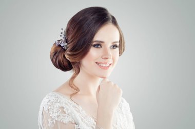 Güzel kadın yüzü. Gülümseyen genç kadın portre