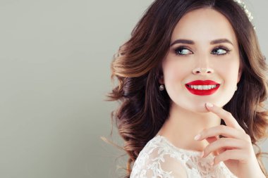 Makyaj ve dalgalı saç modeli portre ile güzel genç kadın. Mutlu kadın modeli gülümseyen