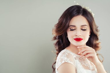 Kırmızı dudaklar makyaj portre ile güzel kadın