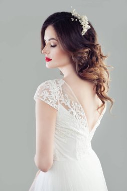 Çekici genç gelin kız makyaj, Gelin dalgalı saç modeli ile hairdeco