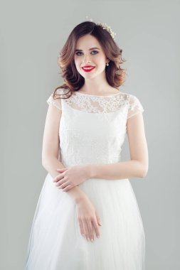 Moda portre beyaz gelinlik içinde güzel bir gelin kadın elbise