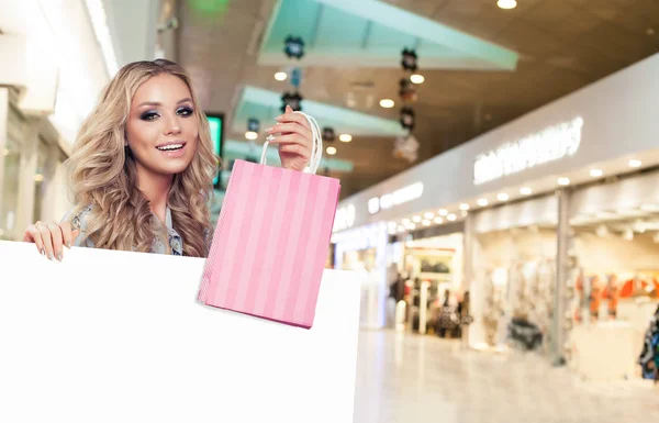 Mooie Vrouw Mannequin Met Boodschappentassen Winkelcentrum — Stockfoto