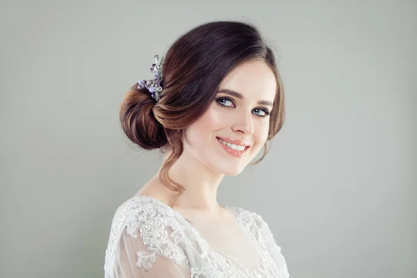Uśmiechający Się Panna Młoda Makijaż Updo Fryzury Ślubne Włosy — Zdjęcie stockowe