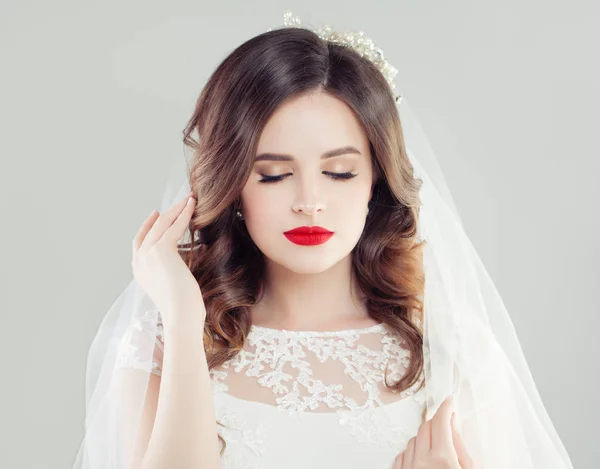 Piękna Panna Młoda Kobieta Czerwonymi Ustami Makijażu Włosów Dla Nowożeńców — Zdjęcie stockowe