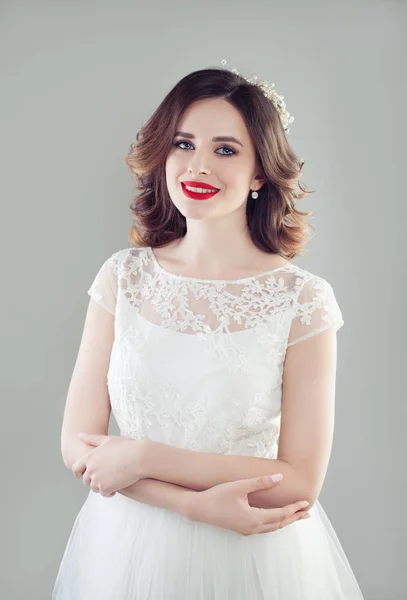 Uśmiechający Się Panna Młoda Kobieta Biały Ślub Sukienka Moda Piękny — Zdjęcie stockowe