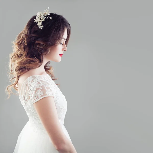 Elegante Donna Sposa Con Capelli Nuziali Trucco Parrucchiere Abito Sposa — Foto Stock