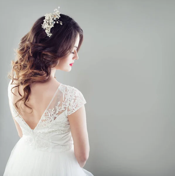 Чудова Наречена Весільним Волоссям Макіяжем Декор Волосся Біла Весільна Сукня — стокове фото