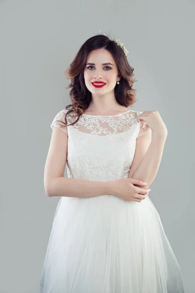 Boldog Asszony Fehér Menyasszonyi Ruha Tökéletes Barna Menyasszony Portré — Stock Fotó