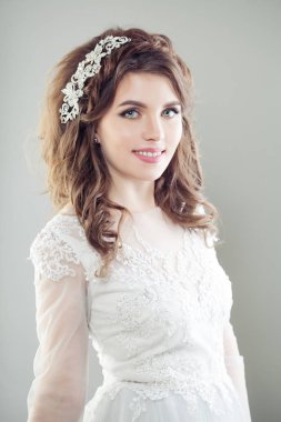 Gelin kız gülümsüyor. Makyaj ve gelin saçlı Sevimli gelin