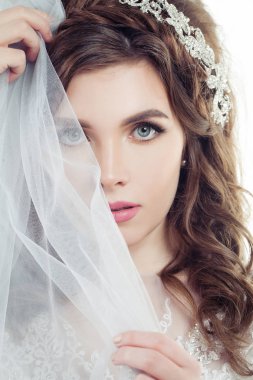 Güzel kadın yüzü portre. Makyaj ve kıvırcık saçlı gelin kadınla