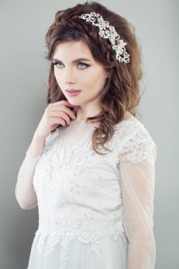 Beyaz gelinliğin içinde mükemmel moda model gelin. Düğün saç ve makyaj