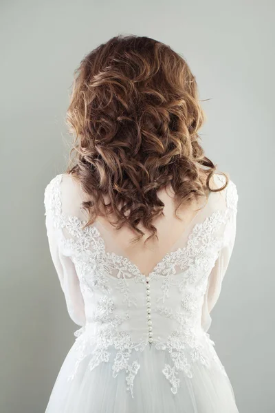 Bruid Mooie Vrouw Terug Jurk Golvend Haar — Stockfoto