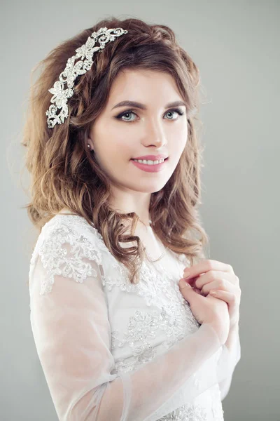 Lächelndes Porträt Der Verlobten Glückliche Braut Mit Make Und Brautfrisur — Stockfoto