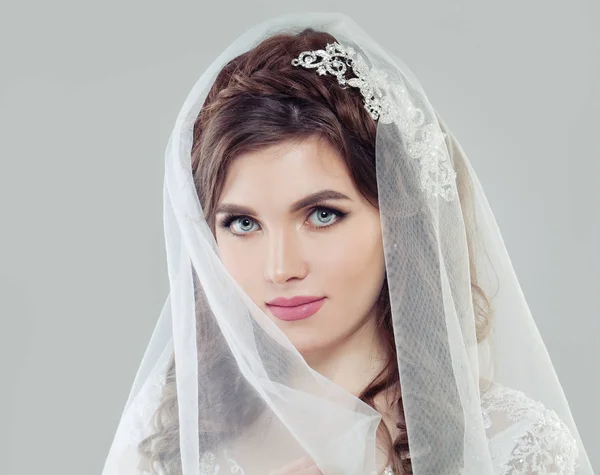 Perfeito Jovem Noiva Mulher Com Maquiagem Véu Branco Retrato Beleza — Fotografia de Stock
