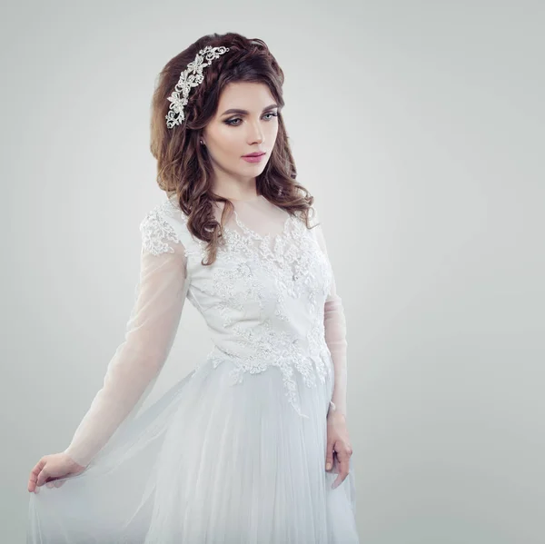 ファッショナブルな女の子美しい花嫁の肖像画 白いウェディング ドレスで華やかな女性 — ストック写真
