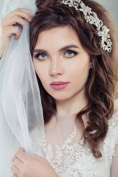 Primo Piano Ritratto Donna Sposa Perfetta Con Trucco Velo Viso — Foto Stock