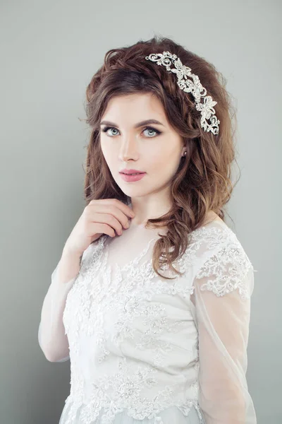 Noiva Modelo Feminina Encantadora Vestido Noiva Branco Casamento Cabelo Maquiagem — Fotografia de Stock
