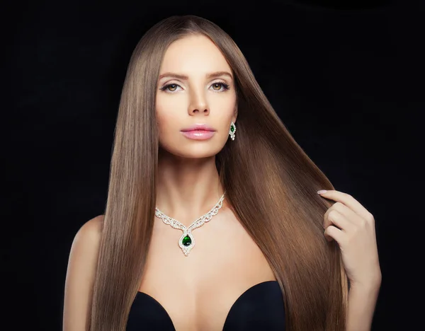 Kobieta Moda Model Naszyjnik Zielonym Kamień Sobie Długie Włosy Model — Zdjęcie stockowe