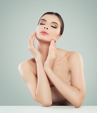 Rahatlatıcı bir kadın. Kadın modeli mükemmel deri ile. Spa, yüz tedavisi ve cilt bakımı kavramı