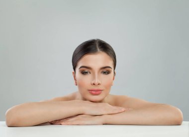 Mükemmel cilt ile gülümseyen kadın spa modeli. Yüz tedavisi, Cilt Bakımı ve sağlık kavramı