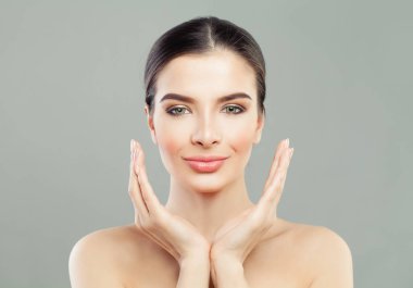 Yüzünü Spa modeli kadınla sağlıklı cilt ona dokunan eller