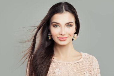 Gülümseyen mutlu esmer kadın. Üfleme saç portre çekici kız