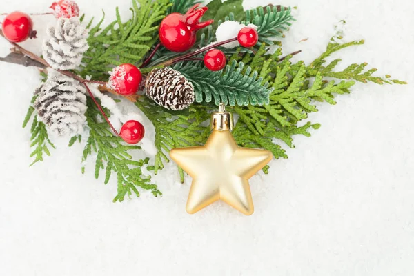 Weihnachten Hintergrund Mit Goldsternglas Grünem Tannenzweig Und Neujahrsdekoration — Stockfoto