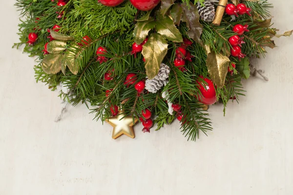 圣诞装饰白色木制背景上 — 图库照片