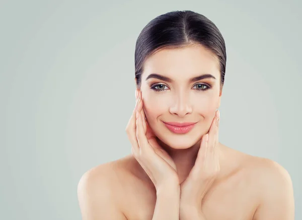 Fröhliche Kurfrau Gesichtsbehandlung Hautpflege Und Wellness Konzept — Stockfoto