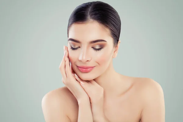 Junge Lächelnde Frau Gesichtsbehandlung Hautpflege Und Wellness Konzept — Stockfoto