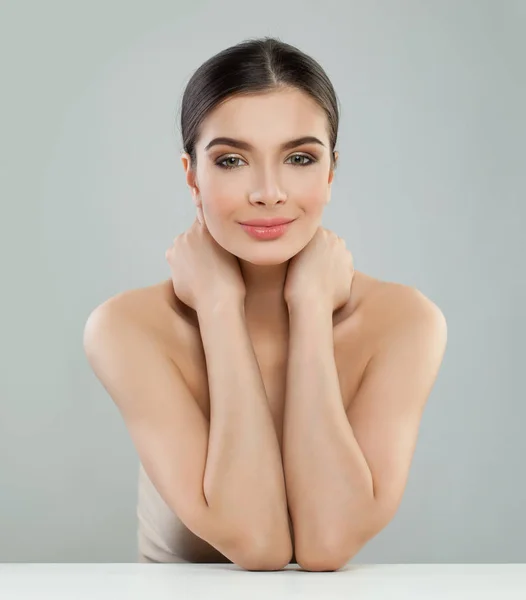 Mulher Bonita Com Pele Saudável Sorrindo Retrato — Fotografia de Stock