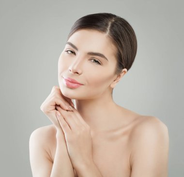 Mutlu genç kadın modeli. Sağlıklı bir cilt ile neşeli kadın