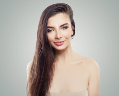 Uzun sağlıklı saçlı güzel esmer modeli kadın