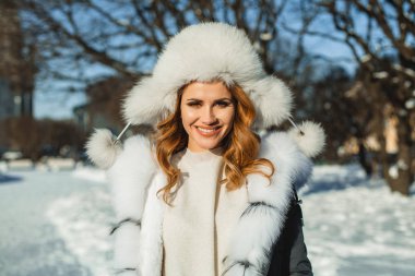 Gülümseyen kadın dışarıda eğleniyor kış ceket