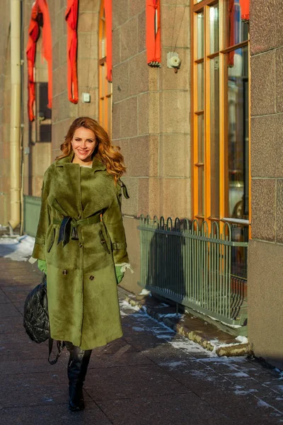 Elegante Modelo Moda Mujer Abrigo Invierno Caminando Ciudad —  Fotos de Stock