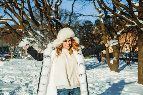 Junge Glückliche Frau Winterpark Freien — Stockfoto