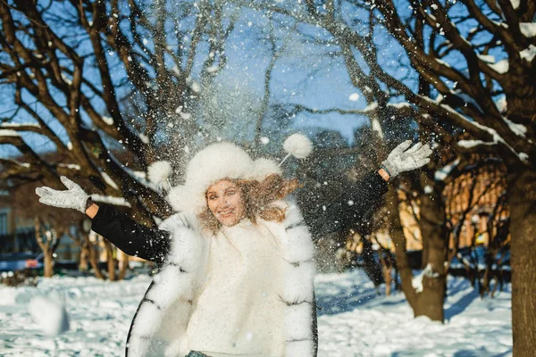 Fröhliche Frau Wintermantel Die Spaß Freien Hat — Stockfoto