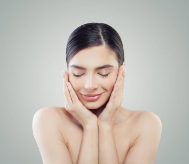 Rahatlama ve spa kavramı. Kapalı gözler portre sağlıklı genç kadın