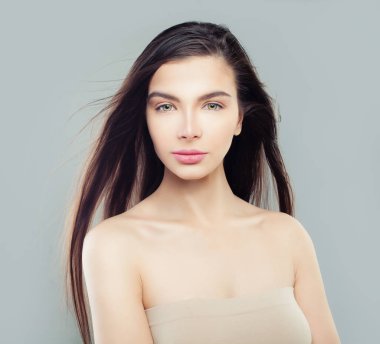 Uzun sağlıklı saçlı güzel esmer kadın. Muhteşem karanlık düz saç modeliyle