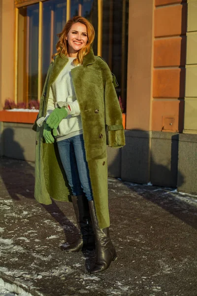 Mujer Alegre Invierno Abrigo Verde Aire Libre — Foto de Stock