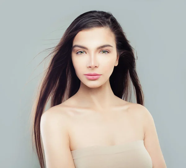Uzun Sağlıklı Saçlı Güzel Esmer Kadın Muhteşem Karanlık Düz Saç — Stok fotoğraf