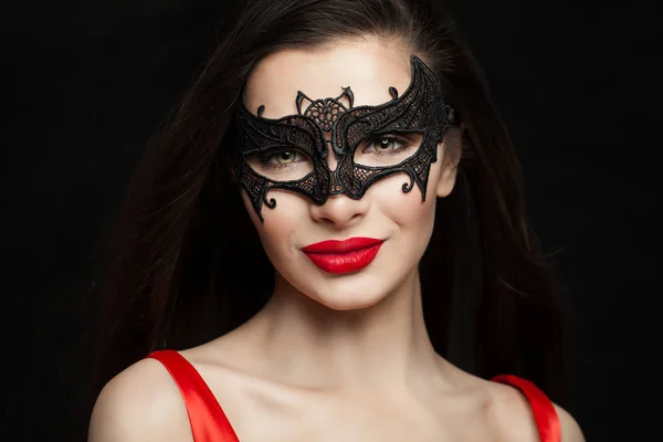 Bella Donna Bruna Maschera Carnevale Modello Moda Con Labbra Rosse — Foto Stock