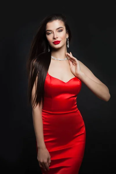 Modelo Glamuroso Vestido Sedoso Rojo Mujer Morena Perfecta Con Maquillaje —  Fotos de Stock