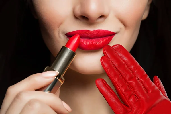 Rode Vrouwelijke Lippen Met Lippenstift Make Cosmetica Concept — Stockfoto