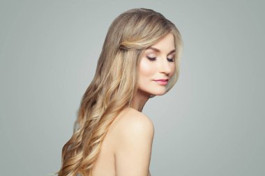 Güzel sarışın kadın ile uzun sağlıklı saç ve cilt temizlemek. Yüz tedavi, spa ve kozmetik kavramı