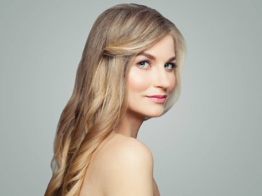 Sarı saçlı kadın kıvırcık saç ve cilt temizlemek. Yüz tedavisi, saç bakım ve kozmetik kavramı