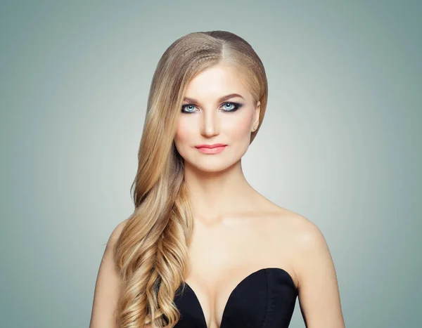 長い健康的な巻き髪 メイクや明るい青の背景に透き通った肌と完璧な金髪女性 — ストック写真